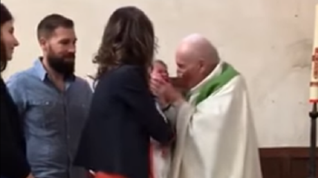 La claque d'un prêtre à un nourrisson lors d'un baptême choque la toile (VIDEO CHOC)