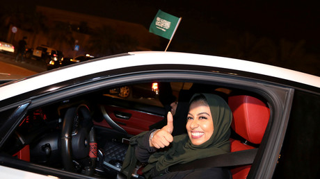 Emues et fières, des Saoudiennes au volant après la levée historique de l'interdiction (IMAGES)