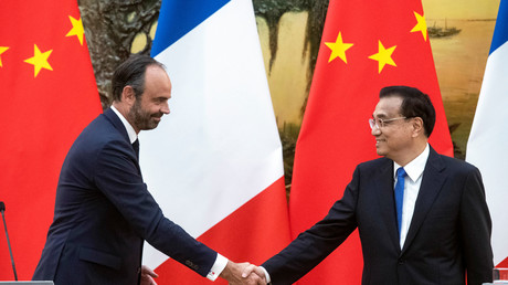 Poignée de mains entre les Premiers ministres français Edouard Philippe (g.) et chinois Li Keqiang (d.) le 25 juin 2018 au Palais du peuple à Pékin.