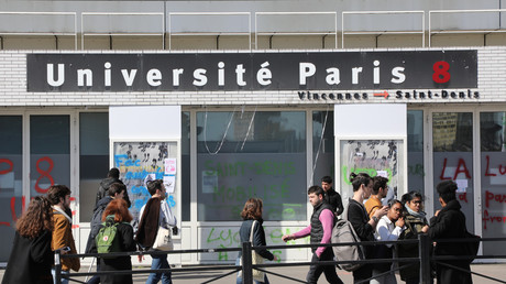 Saint-Denis : des dizaines de migrants évacués de l'université Paris 8 (IMAGES)