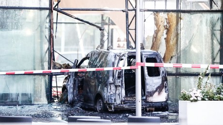 Véhicule en flammes, vitrine explosée : De Telegraaf ciblé par un acte délibéré à Amsterdam (IMAGES)