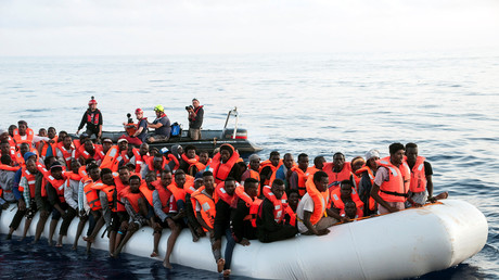 Des migrants recueillis par l'équipe du bateau Lifeline, le 21 juin 2018
