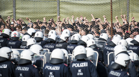 Autriche : des policiers simulent un afflux de migrants à la frontière avec la Slovénie (IMAGES)