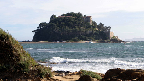 Une ruse envisagée par le cabinet de Macron pour cacher la construction de la piscine de Brégançon ?