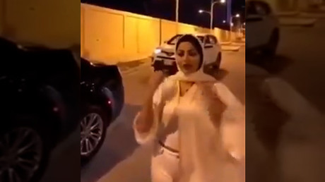 La jeune journaliste en abaya, qui a choqué le royaume par sa tenue indécente.