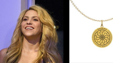 La chanteuse Shakira et le pendentif qui fâche retiré de la vente.