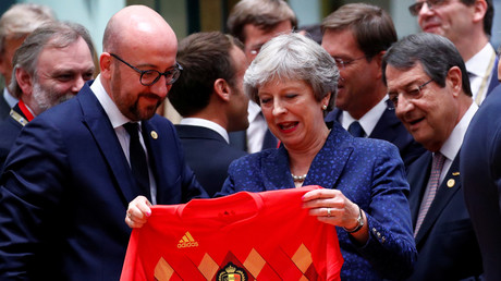 L'échange des maillots entre Charles Michel et Theresa May