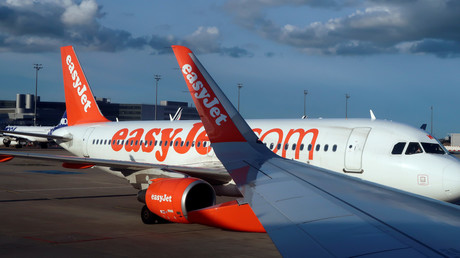 Cauchemar dans un avion à Paris : attente sans fin, coup de tête et passager plaqué au sol (VIDEO)