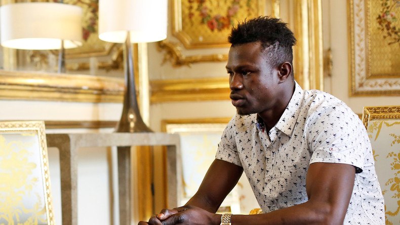 Mamoudou Gassama vient de signer son contrat chez les pompiers