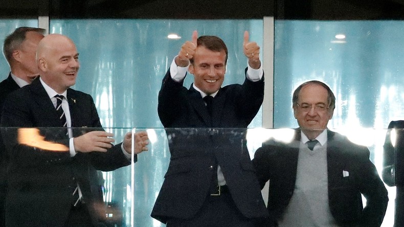France-Belgique : Emmanuel Macron pouces en l'air pour célébrer le but de Samuel Umtiti (PHOTOS)