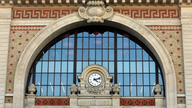 Nice : en colère contre la SNCF, des passagers descendent sur les voies (VIDEOS)