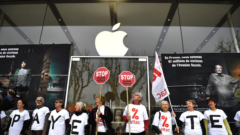 Toulouse : Attac repeint la façade d'une banque pour dénoncer l'évasion fiscale (IMAGES)