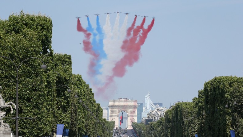 Chute de motards, mauvais fumigène : le défilé du 14 juillet émaillé de légers couacs