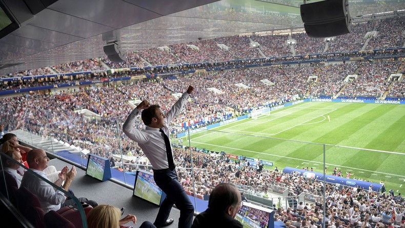 La célébration de Macron pendant la finale du Mondial objet de nombreux détournements (PHOTOS)