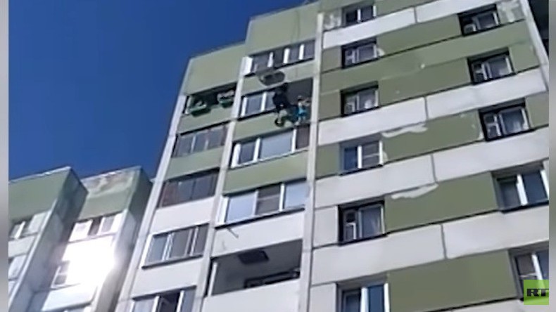 Le «Mamoudou russe» sauve une fillette suspendue dans le vide au 8e étage (VIDEO)
