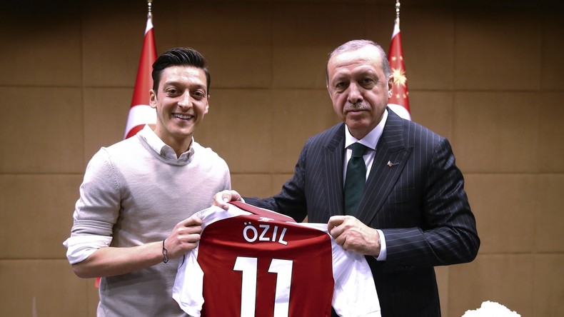 «Racisme et manque de respect» : le footballeur Özil quitte la Mannschaft, la Turquie applaudit