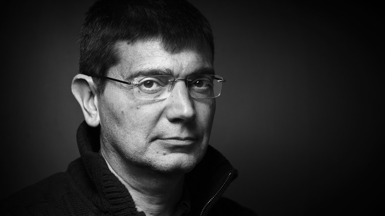 L'ancien directeur général de Charlie Hebdo réclame près de deux millions d'euros au journal