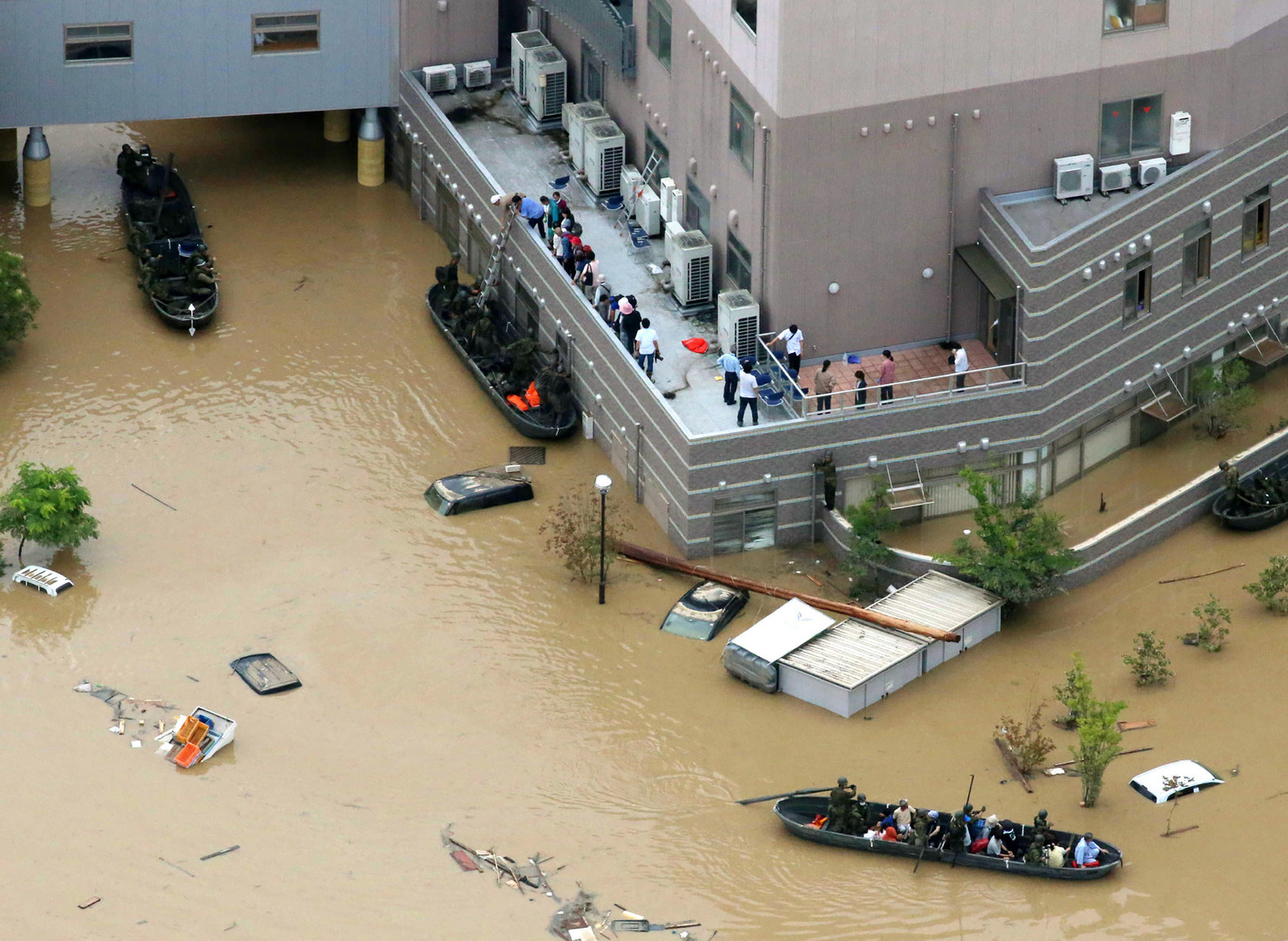 Japon : au moins 50 morts, 54 000 secouristes mobilisés après des pluies torrentielles (IMAGES)