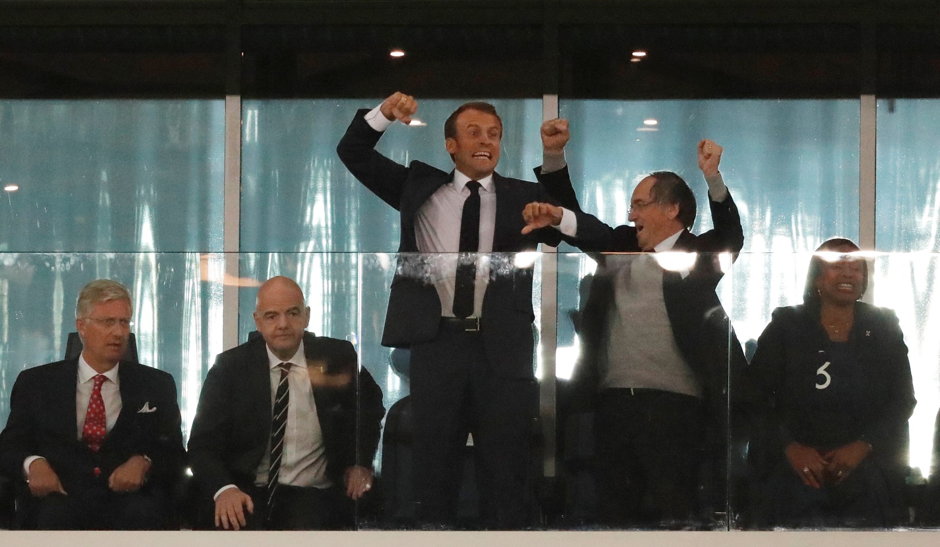 France-Belgique : Emmanuel Macron pouces en l'air pour célébrer le but de Samuel Umtiti (PHOTOS)