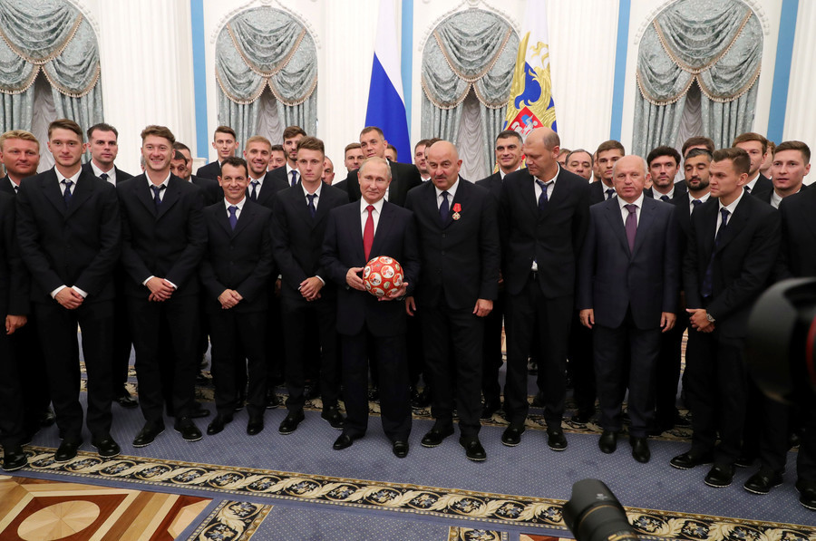 L’entraîneur de la Russie décoré de l'Ordre d'Alexandre Nevski par Vladimir Poutine (VIDEO)