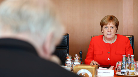 Le ministre allemand de l'Intérieur Horst Seehofer et la chancelière Angela Merkel assistent à la réunion hebdomadaire du cabinet à la chancellerie de Berlin, en Allemagne, le 27 juin 2018.
