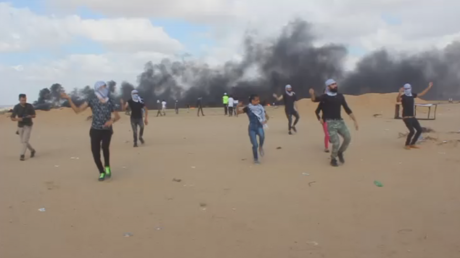 Grande danse du retour : des Palestiniens effectuent un dabkeh au son des balles à Gaza (VIDEO)