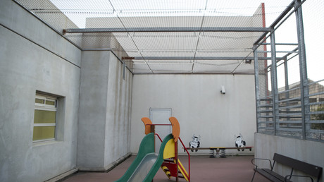 Un terrain de jeu dans le centre de rétention du Canet près de Marseille en novembre 2017.