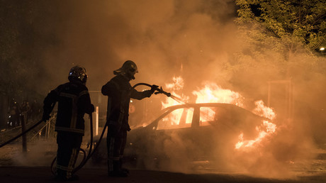 Les pompiers luttent contre les feux de voitures, ici dans le quartier Malakoff à Nantes, dans la nuit du 3 au 4 juillet