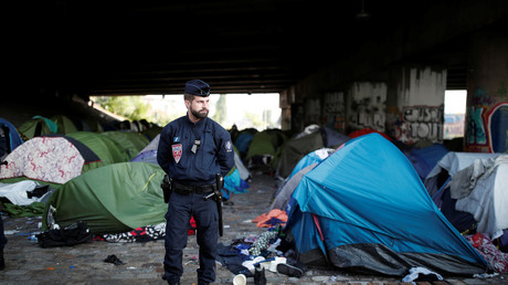 Un policier lors de l'évacuation d'un campement de migrants à Paris, 30 mai 2018, illustration