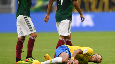 Neymar au sol lors du match contre le Mexique
