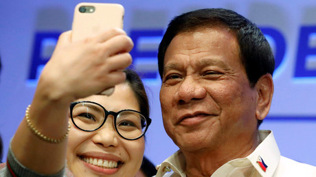 Rodrigo Duterte se prête à l'exercice du selfie en avril 2017, photo ©Erik de Castro/Reuters
