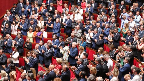 Le président français est applaudi après son discours devant le Parlement réuni en Congrès à Versailles, le 9 juillet 2018.