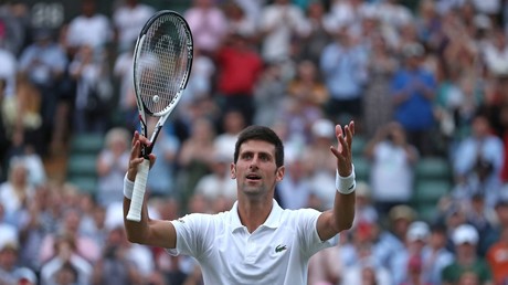 Novak Djokovic après sa victoire contre Karen Khatchanov lors du quatrième tour du tournoi de Wimbledon.
