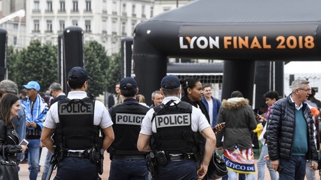 «Ton père finira brûlé comme un nugget» : des familles de policiers vivent dans la peur (TEMOIGNAGE)