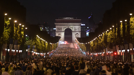 Victoire des Bleus en demi-finale : heurts sur les Champs-Elysées (VIDEOS)