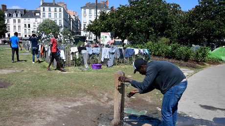 Un réfugié se lave dans la ville de Nantes, dans l'ouest de la France, le 11 juillet 2018. Les élus de la ville et des associations s'inquiètent de la situation sanitaire  de ces populations et interpellent à l'Etat français.