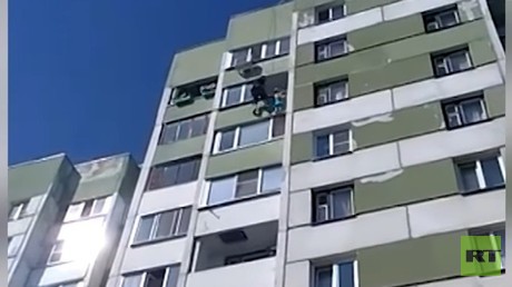 Le «Mamoudou russe» sauve une fillette suspendue dans le vide au 8e étage (VIDEO)