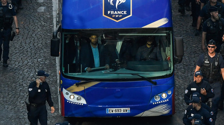 Arrivée des Bleus à Roissy : Gendarme : «Qui êtes-vous ?», Benalla : «Vous me manquez de respect»