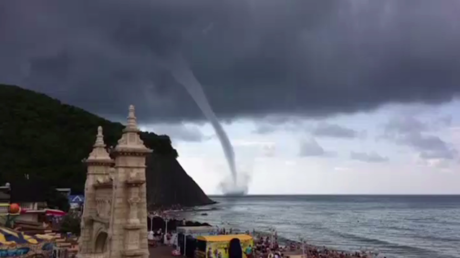 Russie : une trombe marine frappe la côte de la mer Noire 
