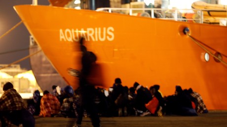 Des migrants débarque en Sicile de l'Aquarius, navire de l'ONG SOS Méditerranée, en janvier 2018 (image d'illustration)