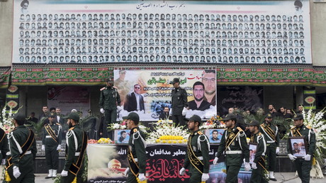 Des soldats iraniens assistent à Téhéran passent devant les cercueils de Gardiens de la révolution islamique tombés en Syrie, en 2015