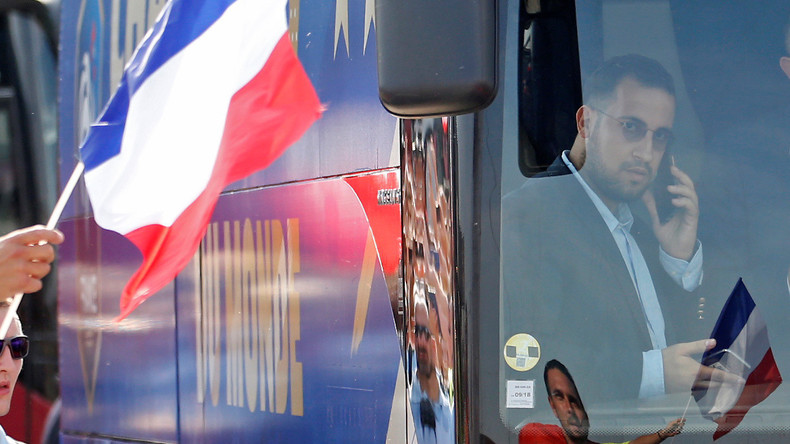 Alexandre Benalla s'est-il vraiment mis en scène sur Tinder en utilisant l'image du président ?