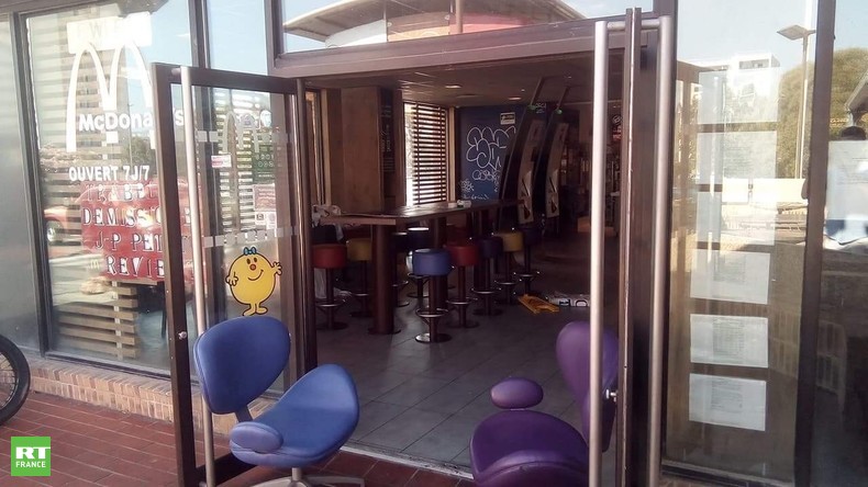 Opposé à sa fermeture au profit d'un resto halal, un salarié menace de s'immoler dans un McDonald's