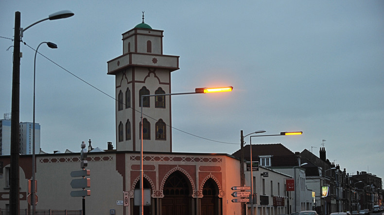 Nord : un conducteur percute volontairement les portes d'une mosquée