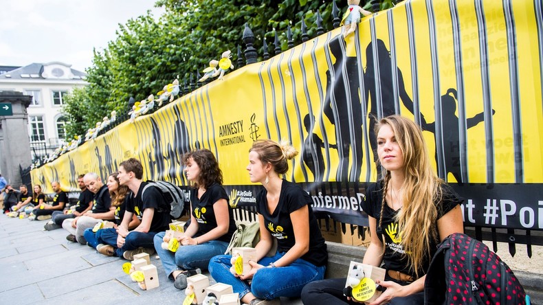 Des centaines de personnes manifestent à Bruxelles contre l'enfermement des mineurs (PHOTOS)