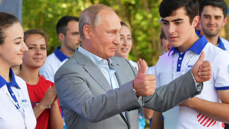 Qui est Karin Kneissl, la ministre autrichienne qui a invité Vladimir Poutine à son mariage ?