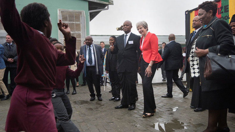 «Un frigo bancal» : Theresa May s'essaie à la danse en Afrique du Sud (VIDEO)