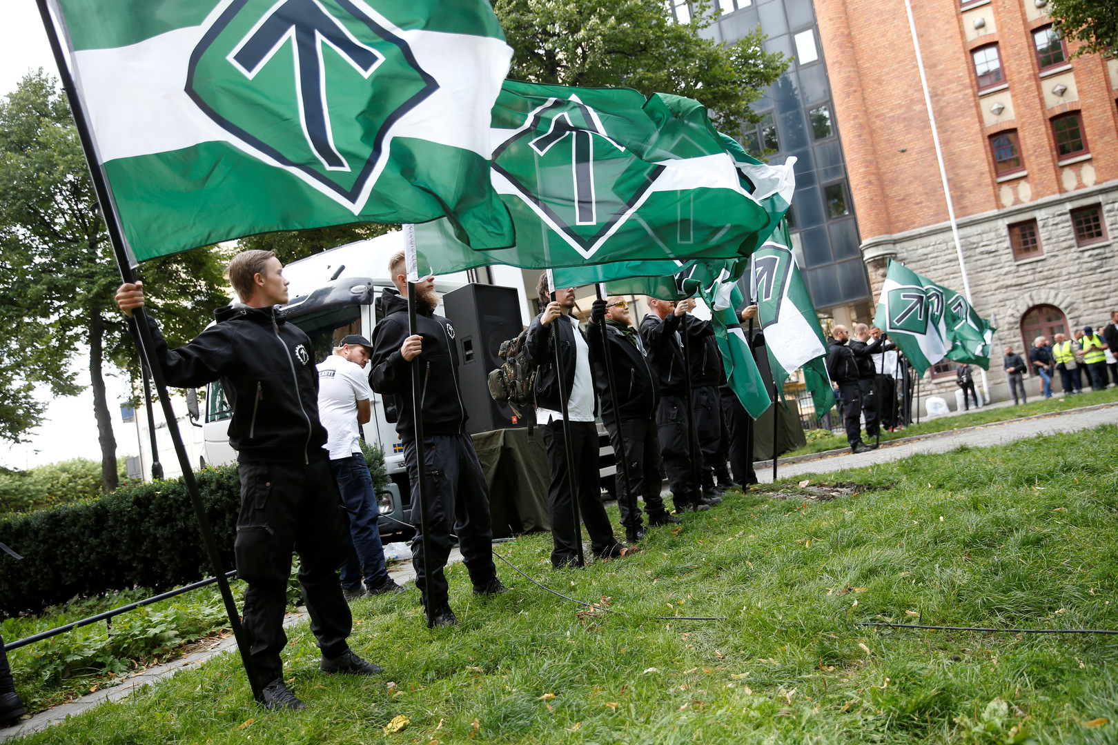 300 néonazis du Mouvement de résistance nordique se rassemblent à Stockholm (IMAGES)