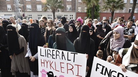 Des centaines de personnes ont protesté dans les rues de Copenhague contre l'entrée en vigueur de la loi interdisant le port du voile intégral, le 1er août 2018