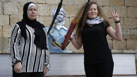 Ahed Tamimi  pose pour une photo avec sa mère,  après une conférence de presse dans le village de Nabi Saleh en Cisjordanie, le 29 juillet 2018,